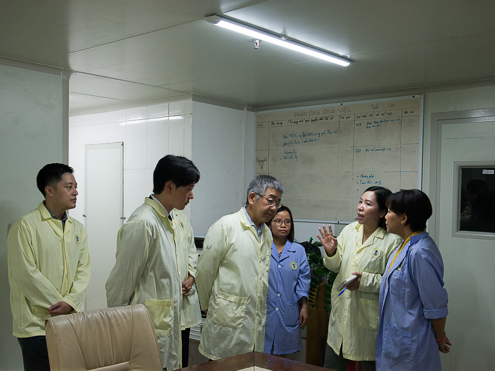 Các đại biểu thăm quan Phòng thử nghiệm của đơn vị đối tác