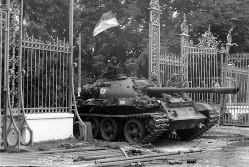 Xe tăng của Lữ đoàn tăng - thiết giáp 203, Sư đoàn 304, Quân đoàn 2 tiến vào Dinh Độc Lập, trưa 30/4/1975.