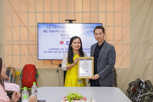 Đại diện Công ty TNHH Young Woo đón nhận chứng chỉ ISO 9001:2015 từ Bà Nguyễn Thị Kim Xuân, Giám đốc Chi nhánh VinaCert tại TP. Hồ Chí Minh.