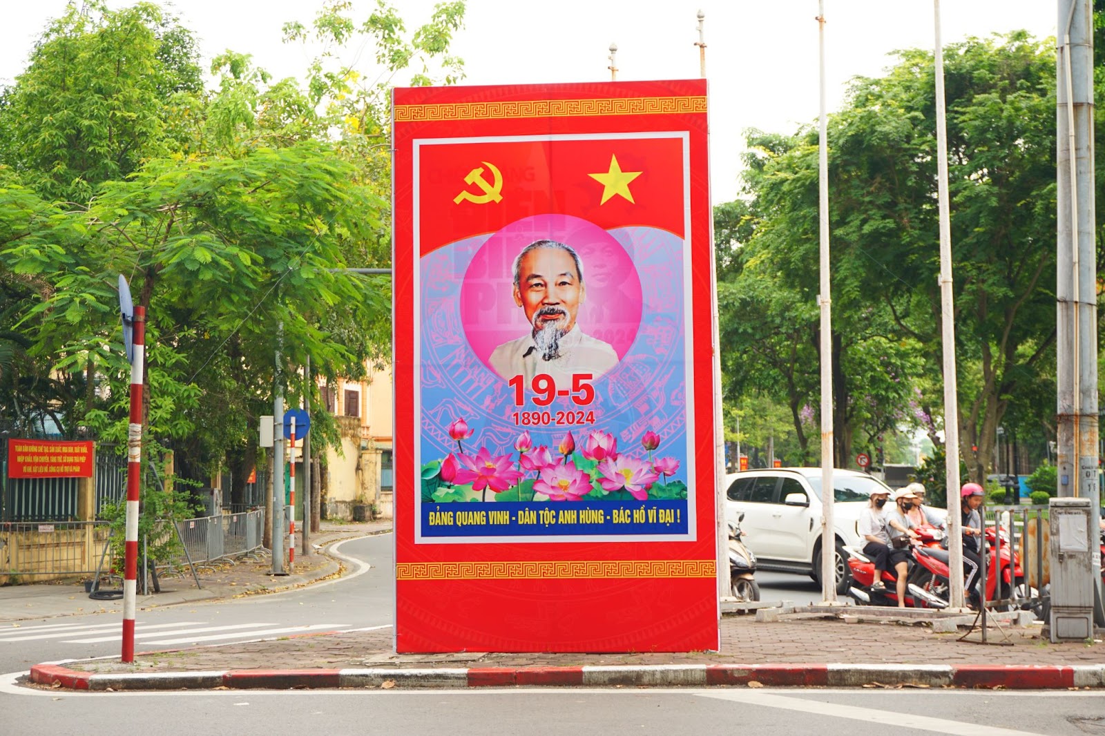 Chủ tịch Hồ Chí Minh vĩ đại sống mãi trong sự nghiệp của chúng ta