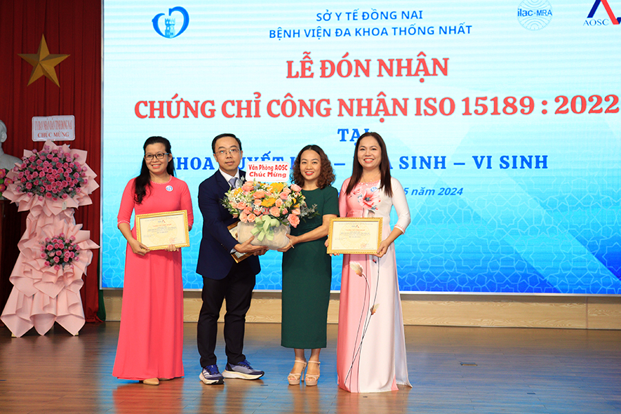 Lãnh đạo của 03 Khoa thuộc Bệnh viện Đa khoa Thống Nhất đón nhận chứng chỉ công nhận ISO 15189:2022 do bà Nguyễn Thị Lan Anh, Giám đốc chi nhánh Văn phòng AOSC phía Nam trao.